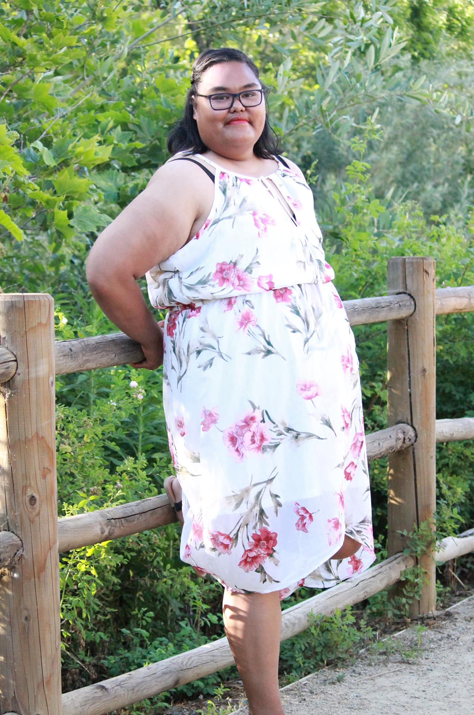 girlin dress white pink flowers photographer