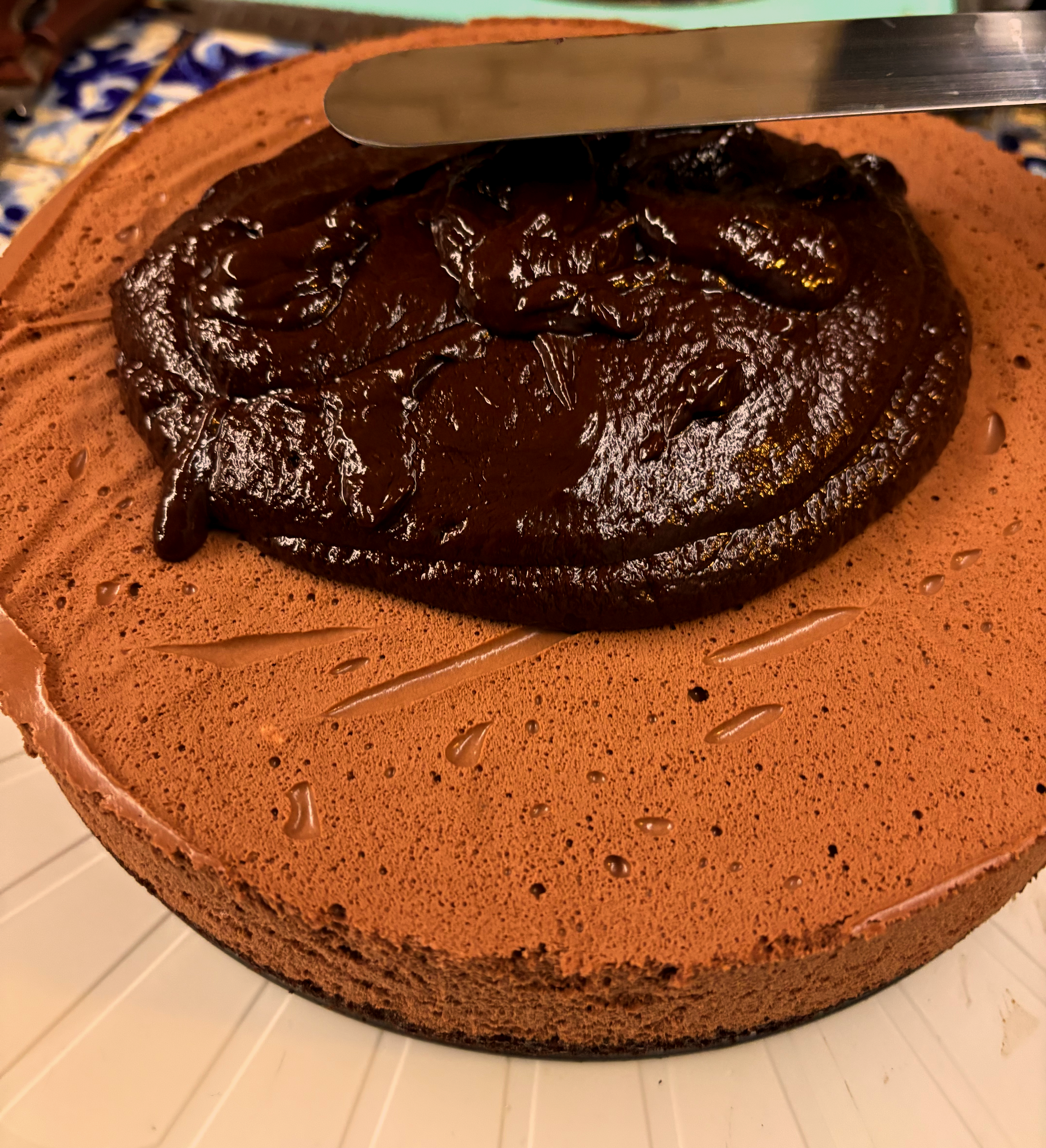 Unfortunately the pouring of the glaze was made difficult by the cooler temperature of the house and the ganache set a little too fast.